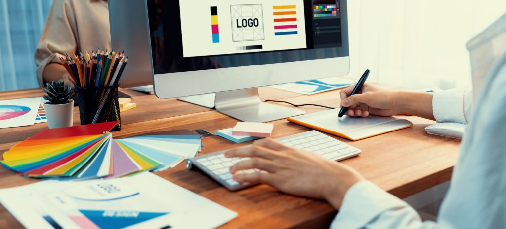 Logo tasarım sürecinde çalışan grafik tasarım ekibi
